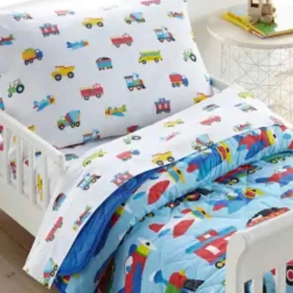 OLIVE KIDS 4 piece toddler bedding set.   Very good condition.